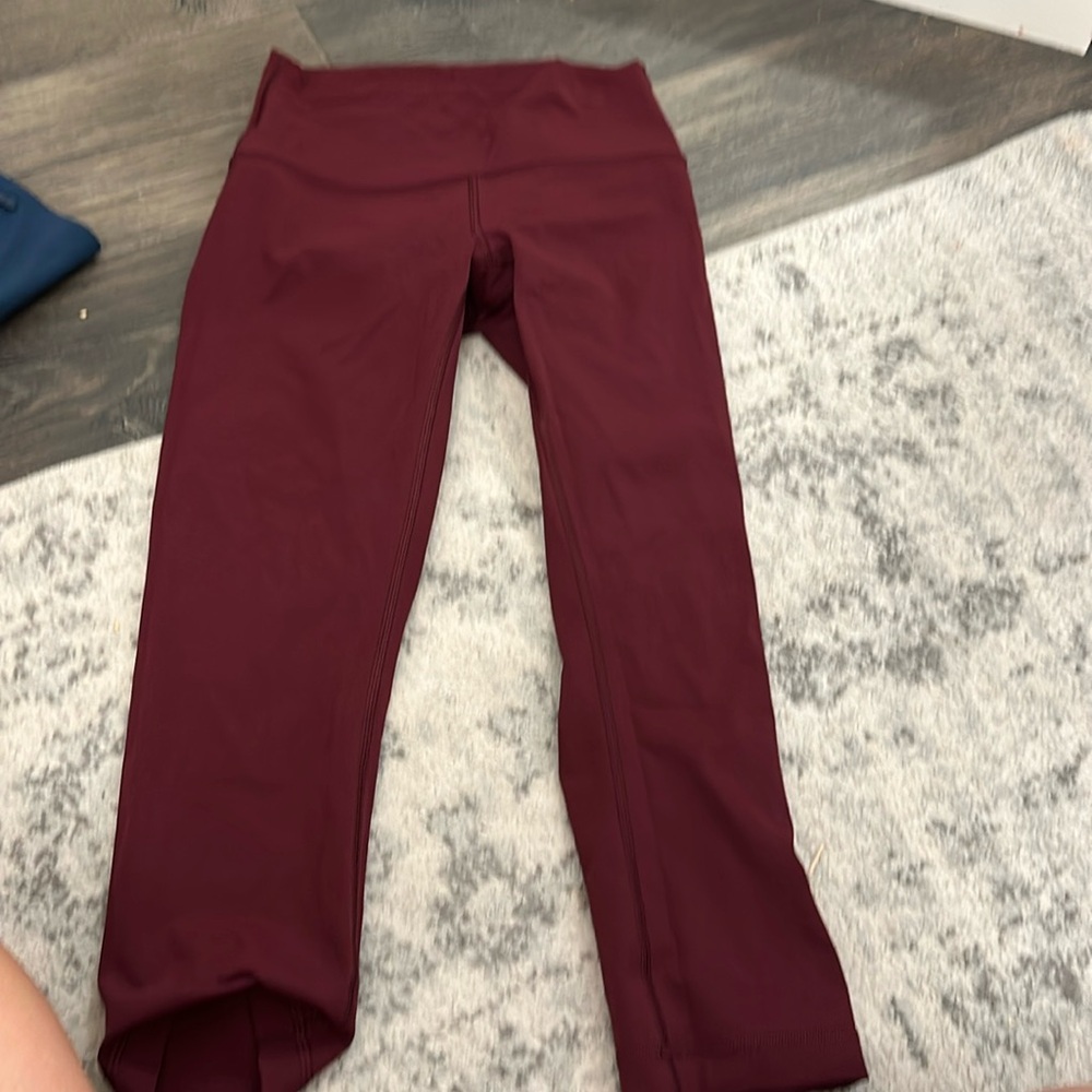 Lululemon wonder under 23 inch burgundy leggings in size 6